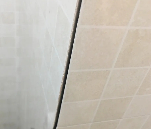 福绵瓷砖空鼓维修公司分享阳台瓷砖脱落的修复过程可以分为以下几个步骤