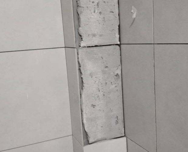 福绵瓷砖空鼓维修公司分享下瓷砖施工前基层浇水润湿程度不足，可能导致以下问题