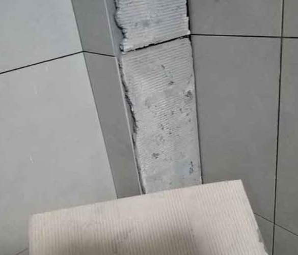 福绵瓷砖空鼓维修公司分享下厨房瓷砖脱落的补救措施。
